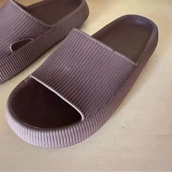 Women’s slip on plum slides size 6 - Picture 2 of 6
